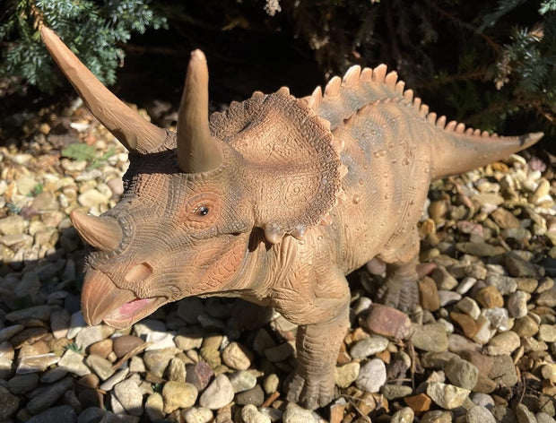 Garden & Home Decor – 34Cm Triceratops Resin Patio Statue - Hand Painted Jurassic Dinosaur Sculpture - Outstanding Detail Suitable for Indoor Outdoor Use - Frost and Fade Resistant Dino Lawn Ornament